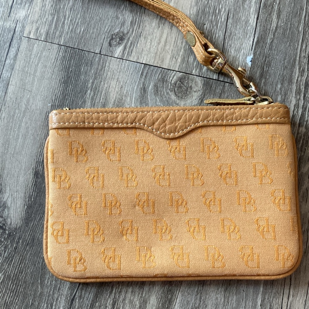 Dooney & Bourke Signature Wristlet. - Picture 4 of 6
